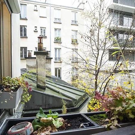 Pretty 36 M Near Buttes-chaumont Paris